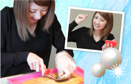 生きたあこや貝から真珠を取り出す感動